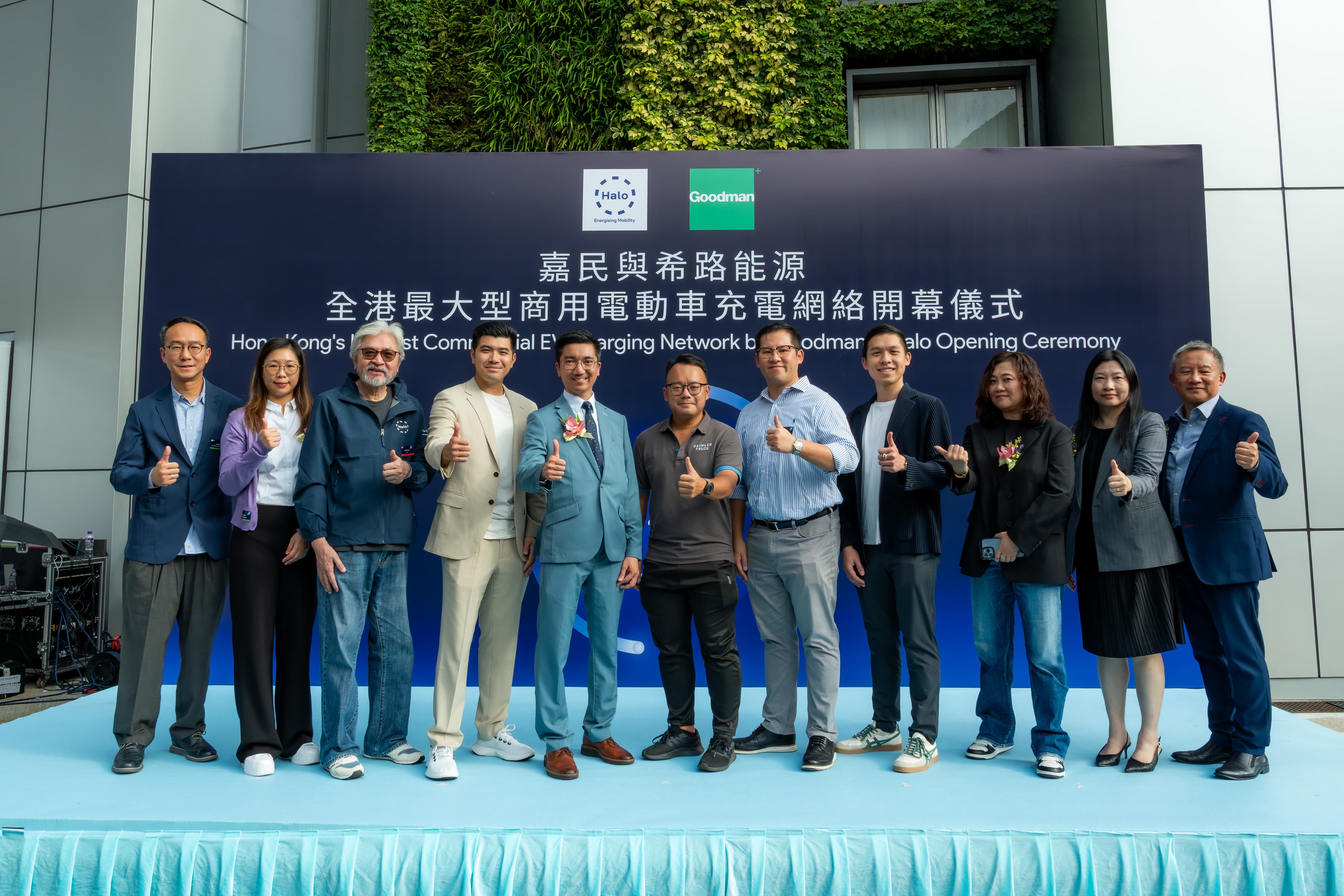 The officiating guests and other distinguished attendees posed for a group photo, jointly witnessing this milestone event.