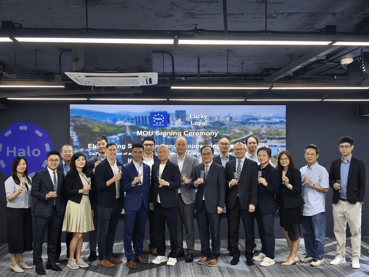 Halo x Lucky Royal - After the signing ceremony, Halo and Lucky Royal took commemorative photos at Halo Hub